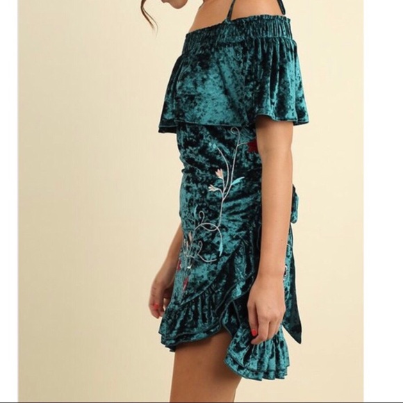 Peacock velvet ruffle dress - Picture 2 of 3